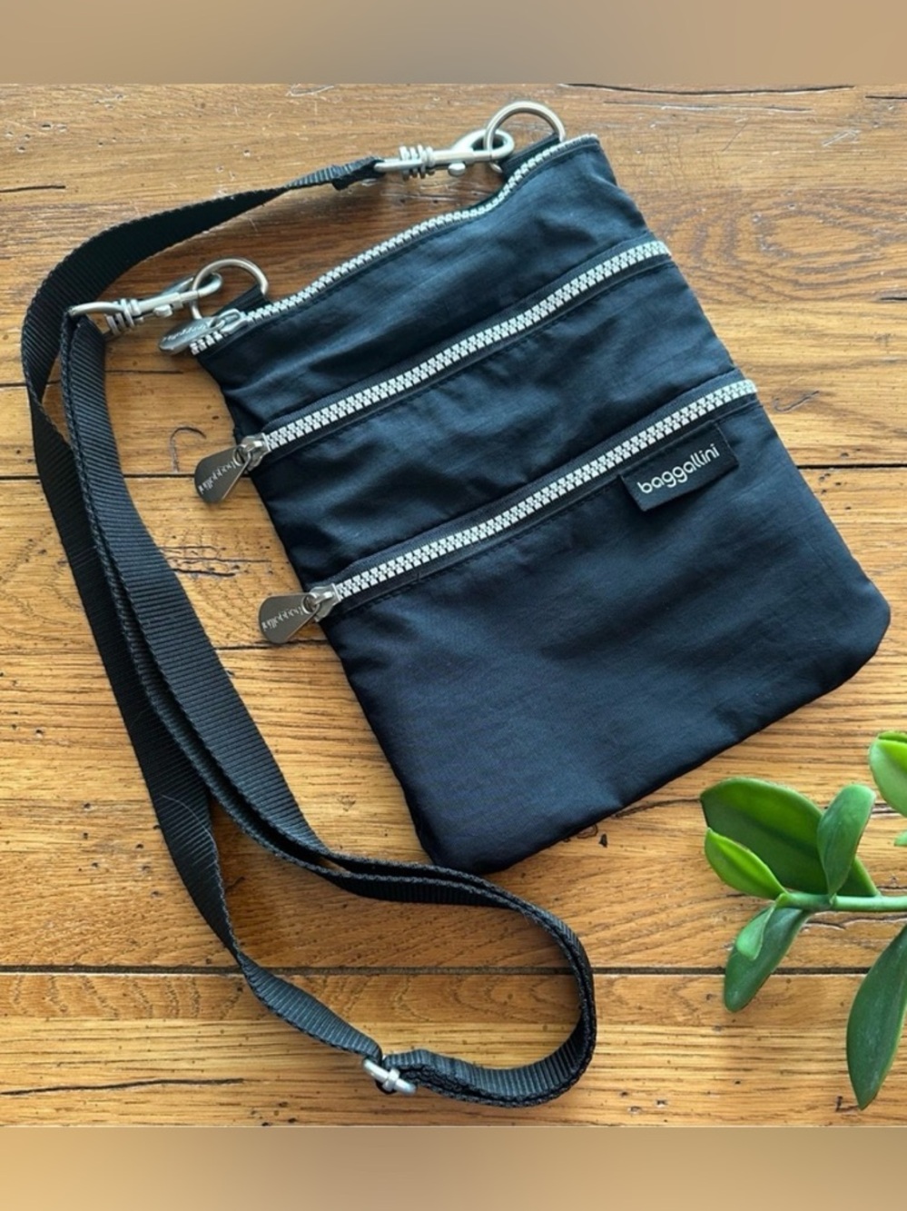 Baggallini Black Comrade 3-Zip Crossbody Bag EUC